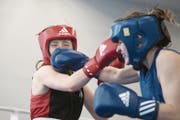 Auch bei den jungen Frauen geht’s zur Sache: Hier kassiert die Genferin Zohra Bösch eine rechte Gerade der Tessinerin Dana Bianda. (Bild: Pius Amrein (Luzern, 4. März 2018))