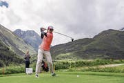 Skirennfahrerin Michelle Gisin beim Golfen auf dem Golfplatz Andermatt. (Bild: Philipp Schmidli (Andermatt, 30. Juni 2017))