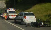 Am Töff und am Urner Kleinwagen entstand Sachschaden. (Bild: Geri Holdener, Bote der Urschweiz)