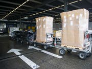 Blick in den Frachtverlad des Flughafen in Zürich. Die Exporte zogen im August erneut kräftig an. (Archiv) (Bild: KEYSTONE/ENNIO LEANZA)