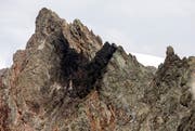 Die geschwärzte Absturzstelle an einer Felswand im Sustengebiet. (Bild: Keystone / Alexandra Wey)