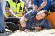 Unterschenkelfraktur und Saisonende: Joel Wicki musste nach seinem dritten Gang am Sonntag mit der Bahre vom Platz getragen werden. (Bild: EQ/Werner Schärer)