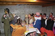 Am Schmutzigen Donnerstag war die Katzenmusik auch in Spiringen unterwegs auf Dorftour. (Bild: Franz Imholz)