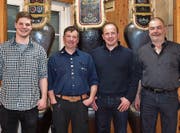Das neue Vorstandsmitglied Jost Gisler mit dem neuen Präsidenten Toni Brand, dem neuen Vorstandsmitglied Robi Gisler und dem abtretenden Präsidenten Kari Herger (von links). (Bild: Raphael Bissig (13. 3. 18))