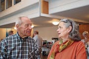 Kurt Holer aus Sarnen hütet Katze und Haus von Verena Abächerli, Sarnen, wenn diese verreist. (Bild: Marion Wannemacher (Sarnen, 8. Mai 2017))