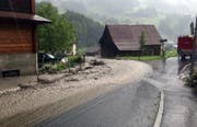 Die Strasse gleicht einem Bach. (Bild: Leserbild)