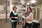 Martina Wüthrich (links) und Carla Biasini freuen sich über die Neuerungen in der Kantonsbibliothek. (Bild: Markus Zwyssig (Altdorf, 13. November 2017))