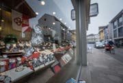 Das demolierte Schaufenster des Uhrenladens an der Brünigstrasse. (Bild: Christoph Riebli (Sarnen, 14. Februar 2017))