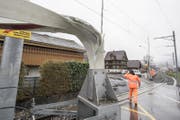 Sturm Burglind hat eine Barriere der Zentralbahn geknickt. (Bild: Urs Flüeler / Keystone (Stans, 3. Januar 2018))