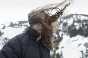 Feriengäste auf der Rigi haben gegen den Sturmwind anzukämpfen (Bild: Keystone)