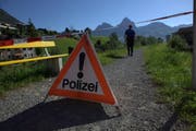 Der Spazierweg entlang der Muota ist gesperrt. (Bild: Geri Holdener, Bote der Urschweiz)