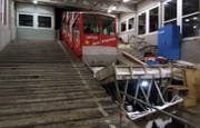 Am Sonntag um 19.33 Uhr startete die alte Stoosbahn zu ihrer letzten fahrplanmässigen Fahrt. Sie wird abgelöst durch die steilste Standseilbahn der Welt. (Bild: Erhard Gick, Bote der Urschweiz)