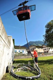 Die Verankerung wird an die Kabine gehängt und zum Tragmasten transportiert. (Bild Urs Hanhart)