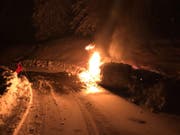 Das Auto wurde ein Raum der Flammen. (Bild: Kapo Schwyz)