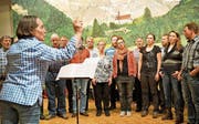 Dirigentin Silvia Windlin probt mit dem Jodlerklub Flüeli-Ranft die Jodlermesse zu Ehren von Niklaus von Flüe. Im Mai erklingt diese im Petersdom in Rom. (Bild: Romano Cuonz (Flüeli-Ranft, 9. März 2017))