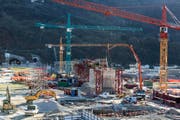 Die Baustelle vor der Tunneleinfahrt, aufgenommen bei Tunnelbauarbeiten am NEAT-Basistunnel Monte Ceneri. (Bild: Keystone)