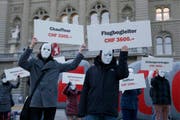 Sie gehen von positiven Auswirkungen aus, falls die Mindestlohninitiative angenommen wird: Mitglieder verschiedener Organisationen demonstrieren während einer Aktion vor dem Bundeshaus für einen Mindestlohn von 4000 Franken. (Bild: Keystone (Archiv) / Peter Klaunzer)