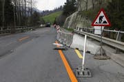 Hier fuhr der Töfflenker in den Baustellenschutz. (Bild: Geri Holdener, Bote der Urschweiz)