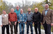 Geehrte Forstfachleute: Neben Präsident Erwin Heymann (links) stehen August Imfeld, Hans Ming (40 Jahre), Pius Wallimann, Melk Kathriner und Walter Berchtold (30 Jahre, von links). Rechts Oberförster Roland Christen. (Bild: Richard Greuter (Flüeli-Ranft, 17. November 2017))