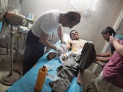 Ein IS-Kämpfer wird in einem Feldlazarett bei Mossul verarztet. (Bild: Cedric Rehman)