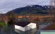 Land unter am Lauerzersee. (Bild: Webcam roundshot.com)