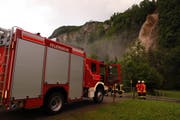Kritischer Blick nach oben: Die Feuerwehr der Gemeinde Muotathal vor Ort. (Bild: Geri Holdener, Bote der Urschweiz)
