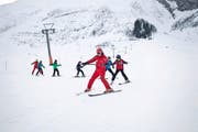 Ein chinesischer Skilehrer unterrichtet eine Gruppe Kinder auf der Gerschnialp. In Engelberg ist dies auch weiterhin geplant. (Bild Manuela Jans)