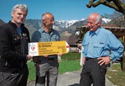 Wechsel bei den Obwaldner Wanderwegen (von links): Otti Küng, neuer Präsident, Geri Britschgi, neues Vorstandsmitglied, und der scheidende Präsident Urs Wallimann. (Bild: Marion Wannemacher (Melchtal, 22. April 2017))