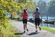 Schaffhausen, 9.10.2014, Inland - Feature Herbst, zwei Frauen joggen am Rhein. (Melanie Duchene/EQ Images) (KEYSTONE/EQ IMAGES/Melanie Duchene) (Symbolbild: Melanie Duchene / EQ Images / Keystone)