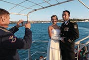 Ein russischer Offizier und seine Partnerin auf der Krim. (Bild: alery Sharifulin/Getty (Sewastopol, 11. Juni 2016))