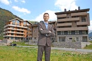 Franz-Xaver Simmen vor den Apartementhäu-sern Gemse, Steinadler und Hirsch (von links). Fast 60 Prozent der Wohnungen sind verkauft. (Bild Sven Aregger)