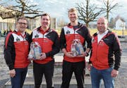 Sie freuen sich auf die Verlängerung der Verträge. Von links: Adrian Zemp (Präsident Volleya Obwalden), Oliver Wagner (Nachwuchstrainer), Nik Buser (Trainer NLB-Team) und Roger Büchler (Sportchef) . (Bild: PD)