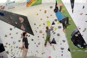 Elena Walker und Gianin Regli demonstrieren unter Aufsicht von Samuel Walker, wie das Bouldern funktioniert. (Bild Paul Gwerder)