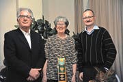 Präsidentin Felicitas Schweizer mit dem neuen Kirchenratsmitglied Heinz Schneebeli (links) und dem neuen GPK-Mitglied Hansruedi Huwiler. (Bild Urs Hanhart)