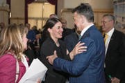 Verwaltungsratspräsident Hans Wicki gratuliert Dominique Gisin zu ihrer Wahl. (Bild: Manuela Jans-Koch (Engelberg, 23. März 2018))