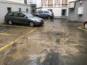 Schlamm auf dem Parkplatz: Die Reinigungsarbeiten im Dorf dürften noch eine Weile in Anspruch nehmen. (Bild: Benno Kälin, TeleZüri)