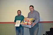 Hans Vogler erhält von Präsident Werner Keiser (rechts) die Urkunde und ein Präsent. (Bild: Paul Küchler (26. Januar 2018))