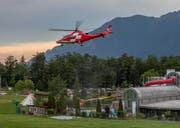 Ein Rega-Heli brachte den Knaben ins Spital. (Bild: Geri Holdener, Bote der Urschweiz)