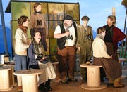 Milchbauer Teddy (Lex Friedrich, Mitte) singt und spielt im Alptheater vor prächtiger Bergkulisse mit seiner ganzen theatralischen und auch wirklichen Familie. (Bild Romano Cuonz)