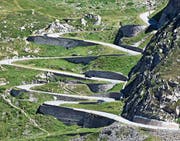 Die Aussicht auf die weltbekannte Bergstrasse Tremola ist einer der Höhepunkte der Zugfahrt über den Gotthardpass. (Bild: Gaetan Bally/Keystone (Airolo, 10. August 2012))