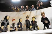 Die Puppenspieler der Marionettenbühne Gelb-Schwarz sind für das Publikum immer sichtbar. (Bild: Urs Hanhart (Altdorf, 27. November 2017))