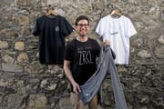 Er will schon bald ins Ausland expandieren: Kilian Wiget (31) aus Schwyz zeigt seine neue Kollektion. (Bild: Corinne Glanzmann / Neue LZ)