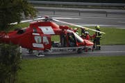 Rettungssanitäter und Feuerwehr bringen die Verletzte zum Helikopter. (Bild: Geri Holdener, Bote der Urschweiz)