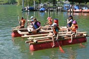 Floss ahoi! Auf dem selbst gebauten Gefährt ist das Matrosenleben doppelt spannend. (Bilder Romano Cuonz)