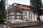 Bereits am 1. Dezember ziehen die ersten Mieter im Gesundheitszentrum Ursern in Andermatt ein. Bild: Bruno Arnold (Andermatt, 22. November 2016)