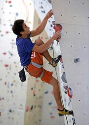 Immer den nächsten Griff im Visier: Marco Müller sucht in der Kletterwand nach der besten Lösung, um ganz nach oben zu kommen. (Bild Kurt Grüter)
