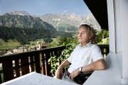 SAC-Jubilar Otto Küng geniesst die Aussicht auf seinem Balkon in Engelberg. Im Bild unten steht er (Zweiter von links) mit Kollegen auf einem Gipfel. (Bilder Corinne Glanzmann/PD)