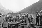 Mitte September 1942: Auf dem Urnerboden wird Vieh kontrolliert. Dies, nachdem die Schweizer Armee in Uri Senfgas testete und die Böden verseuchte. Rund 14 000 Kühe mussten in der Folge notgeschlachtet werden. (Bild: Staatsarchiv Uri)