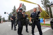 Polizeibeamte untersuchen den Tatort an der Universität Kalifornien. (Bild: Ringo H.W. Chiu)