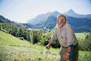 Theo Sigrist im Äschi, wo er den Bergrutsch damals beobachtete. Der Rutsch ging hinter der heutigen Fahrleitung der Zentralbahn (links im Hintergrund) ins Tal. (Bild Corinne Glanzmann)